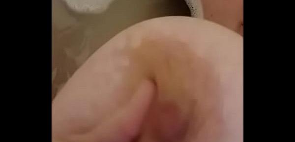  Mi gorda compañera de trabajo jugando con sus senos en la bañera. Muy sexy